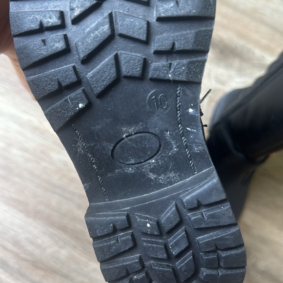 Just fab size10 boots little scuffs on the front, missing one prong on buckle - Picture 6 of 8